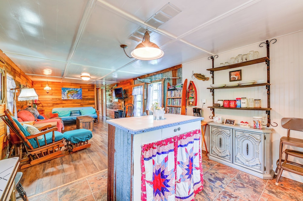 Fenced Yard: Quaint Cabin Near Lake Texoma!