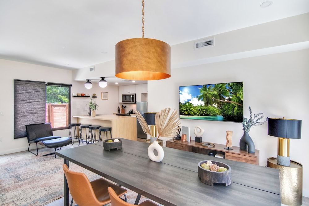5BR Sleeps 14 w/ In-law Suite & Bbq!