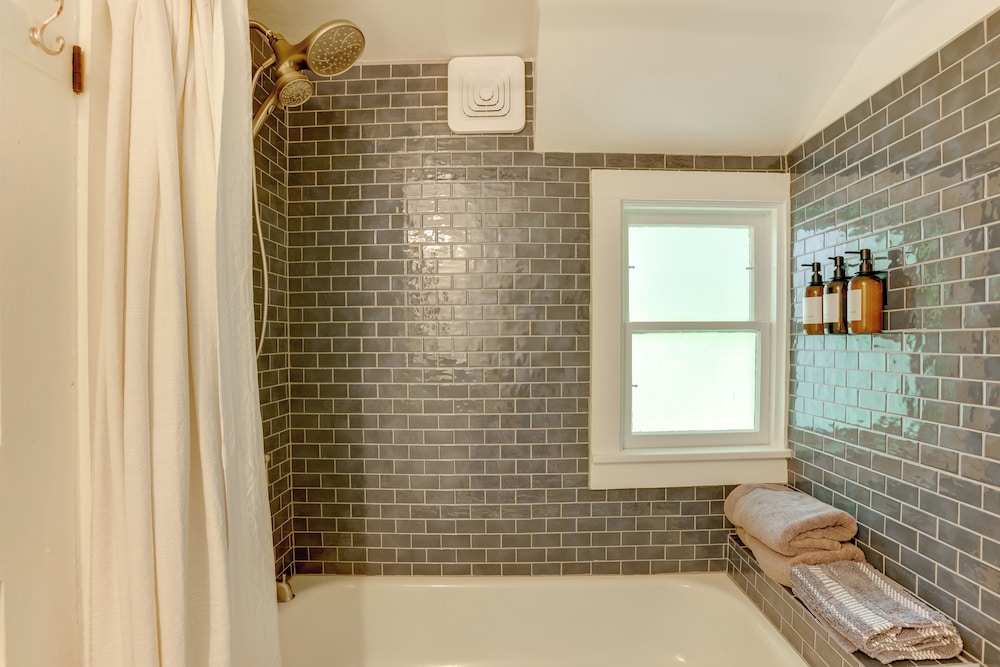 1/2 Mi to Dtwn Frankfort: 'fernhaven' Home w/ Yard