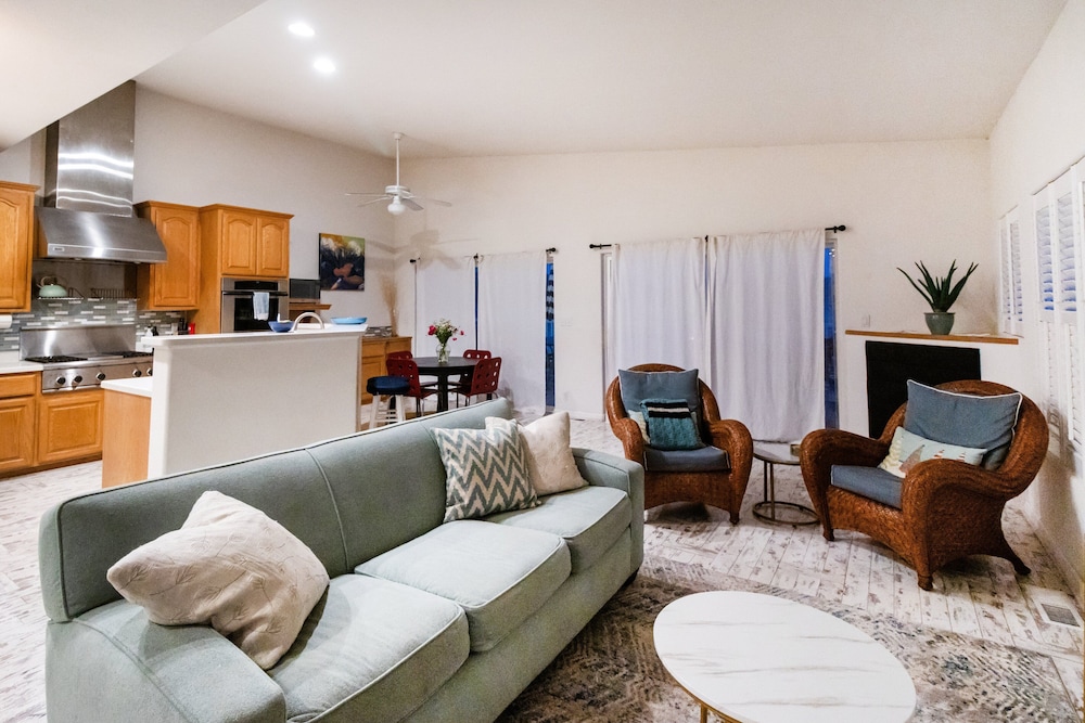 Waterfront Home - Private Dock Pickleball Bbq 4 Bedroom Home
