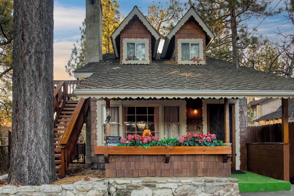 2 Lakefront Homes by Avantstay Sleeps 23, Private Dock+beach, Hot Tub, Fire Pit, Deck Views