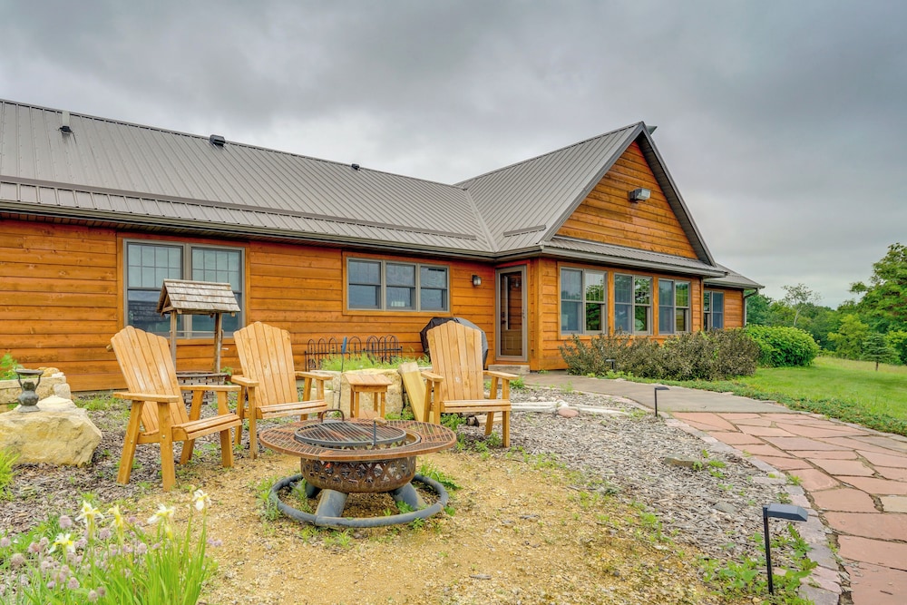 Hot Tub & Trail Access: Spacious Stockholm Retreat