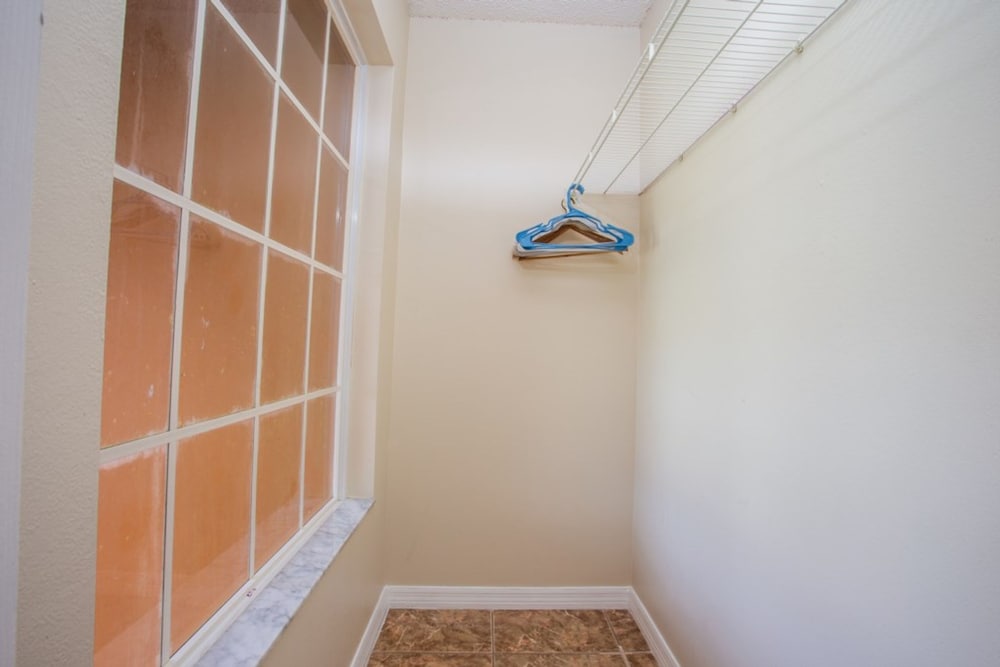 Cheerful 5 bed - 4 Bath Spacious Home