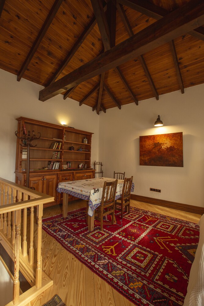 Mavras Tas Odalar