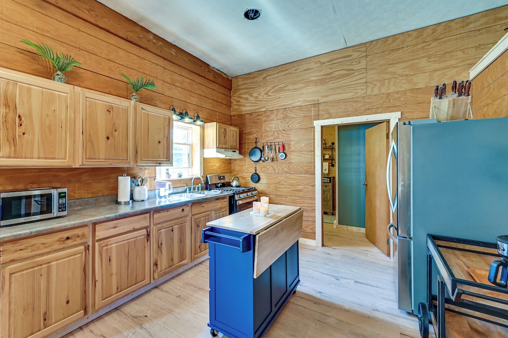 Ohio Hunters Cabin w/ Pond Access: Pets Welcome!