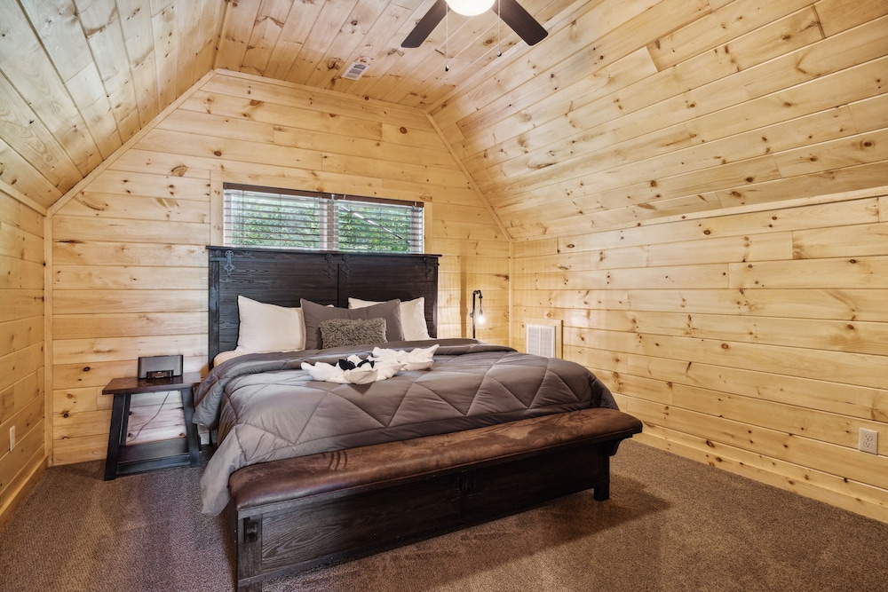 Creekside Manor 3 Bedroom Cabin by RedAwning view 5