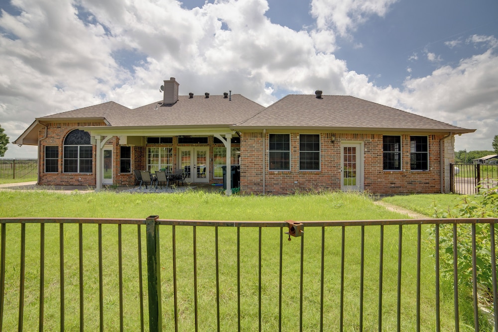 Game Room & Bar: Secluded Getaway in Farmersville