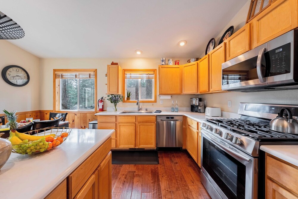 Stylish Truckee Retreat Deck, Near Lake & Skiing Moraine by Avantstay