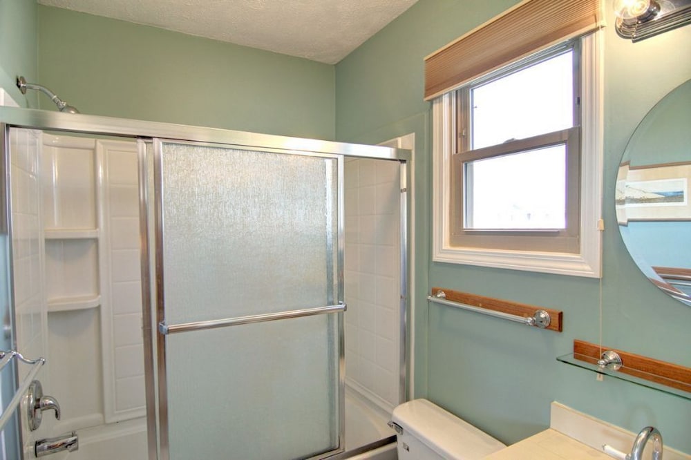 Windchimes 4 Bedroom Home by RedAwning