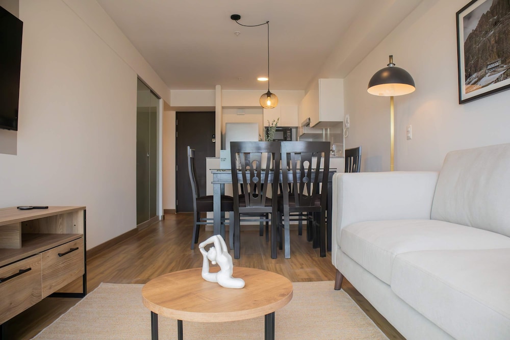 w Beautiful 3BR w Balcony in San Isidro