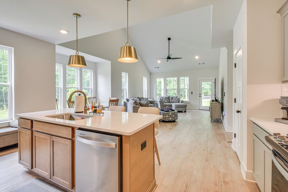5 Mi to Memorial Stadium & Beach: Modern Townhome
