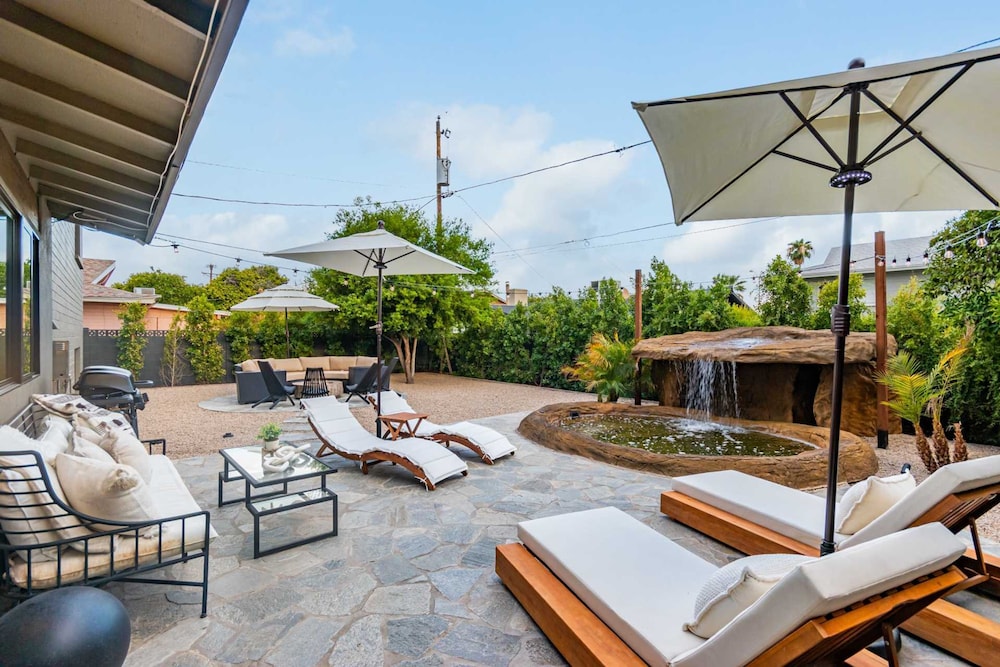 Solanova Designer Oasis With Cocktail Pool Theater
