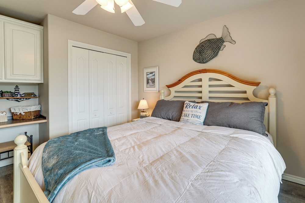 Bring Your Boat! Lakefront Home w/ Dock in Grove