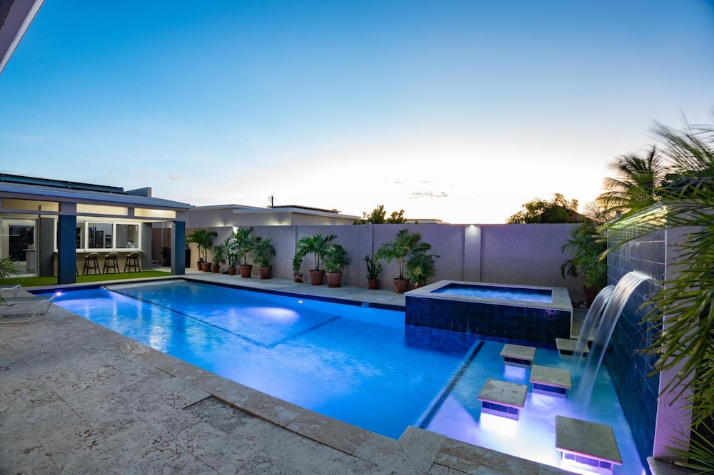 Villa Blue Topaz - Oasis With Pool Hot tub Sauna