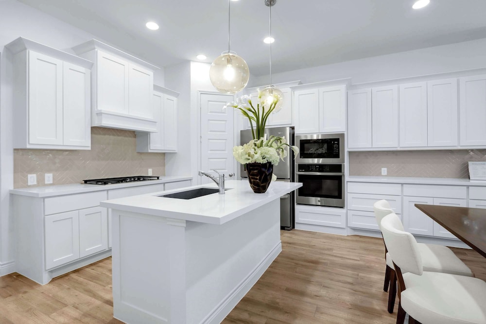 Legacy Haus Modern Stay for 8!