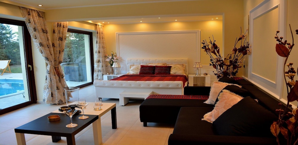 Peaceful Villa With Private Heated Pool Jacuzzi view 3