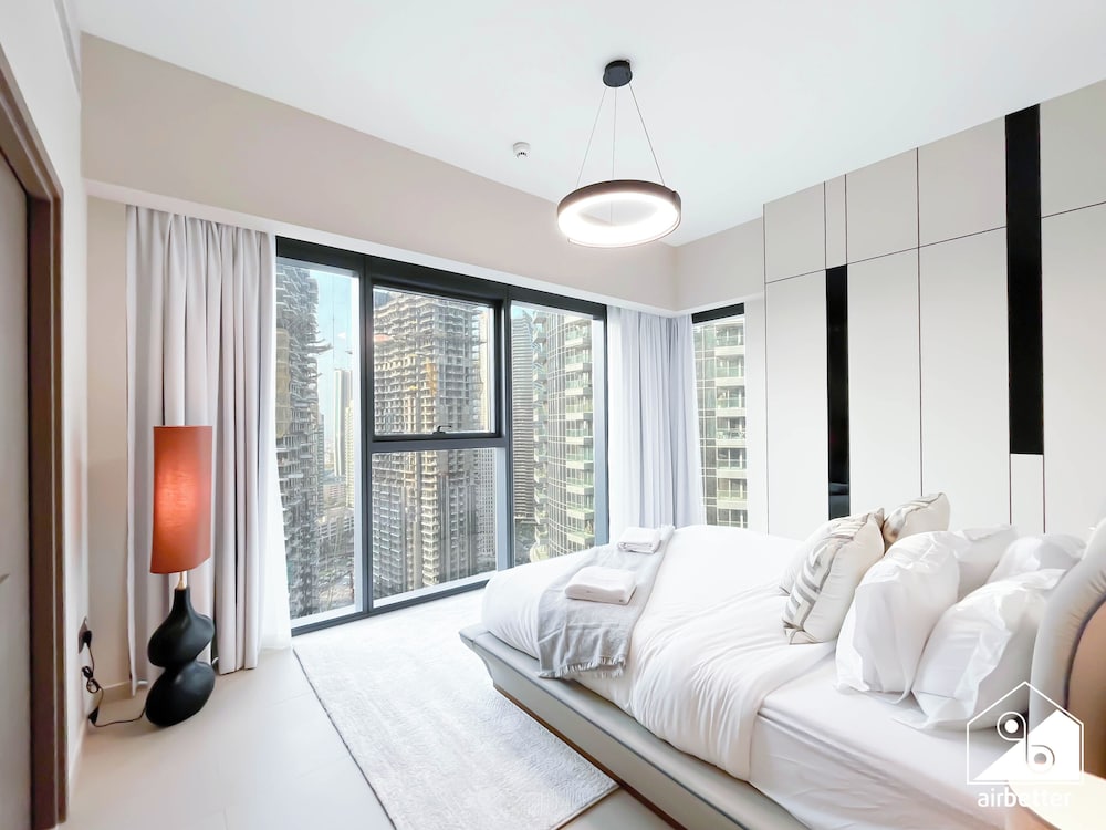 Skyline Elegance Fountain View 3BR in Downtown