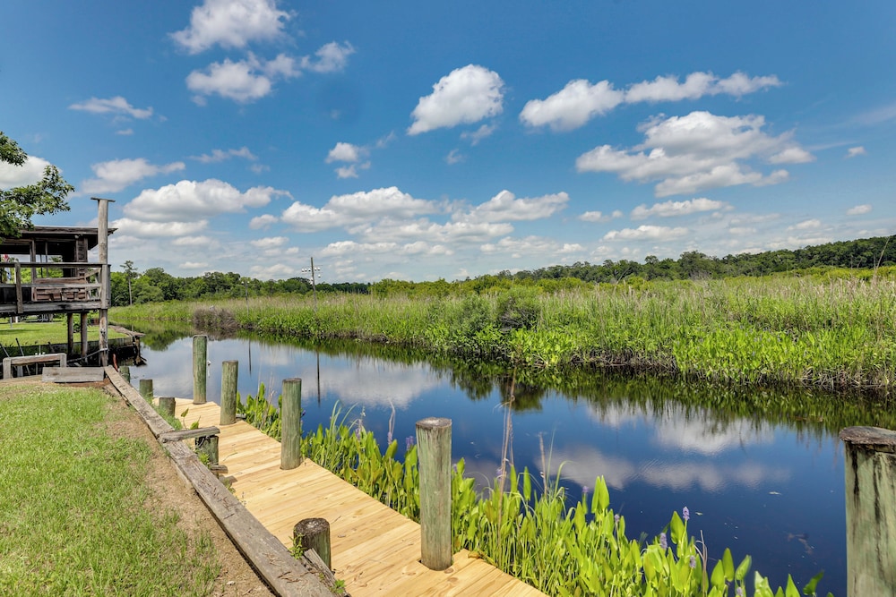 Spacious Riverfront Cottage w/ Dock in Green Pond!