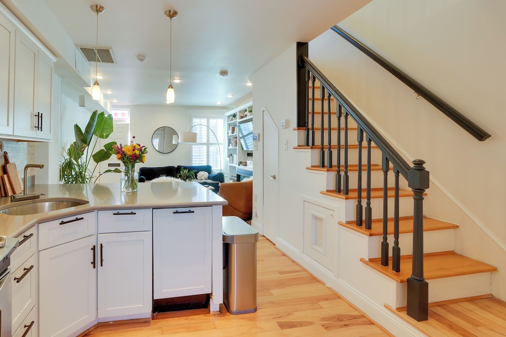2 Mi to National Mall: Stunning Townhome w/ Patio!
