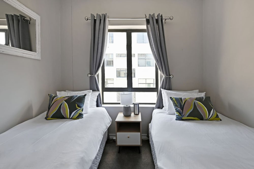 Modern 3-bed Apt Designer Touch Mountain Views