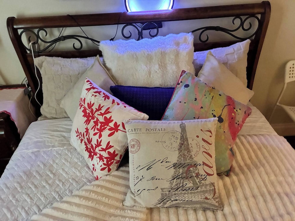 Cozy Tusmore Apartment With Private Garden City View Near Burnside Village Mall