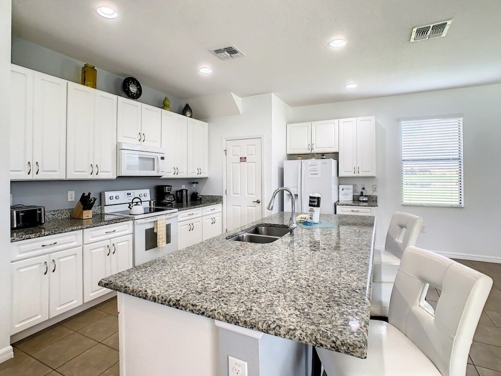 Luxury Villa W/ Private Pool, Golf Resort Amenities & Near Disney 5 Bedroom Villa