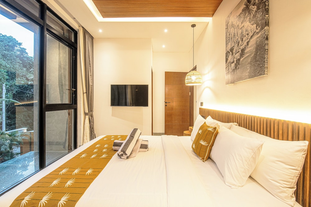 Enchanting 5BR Canggu Villa Moments to Sea