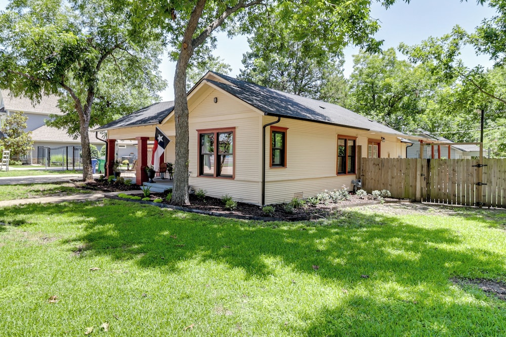 1925 Craftsman Bungalow - 1 Mi to Dtwn Waxahachie!