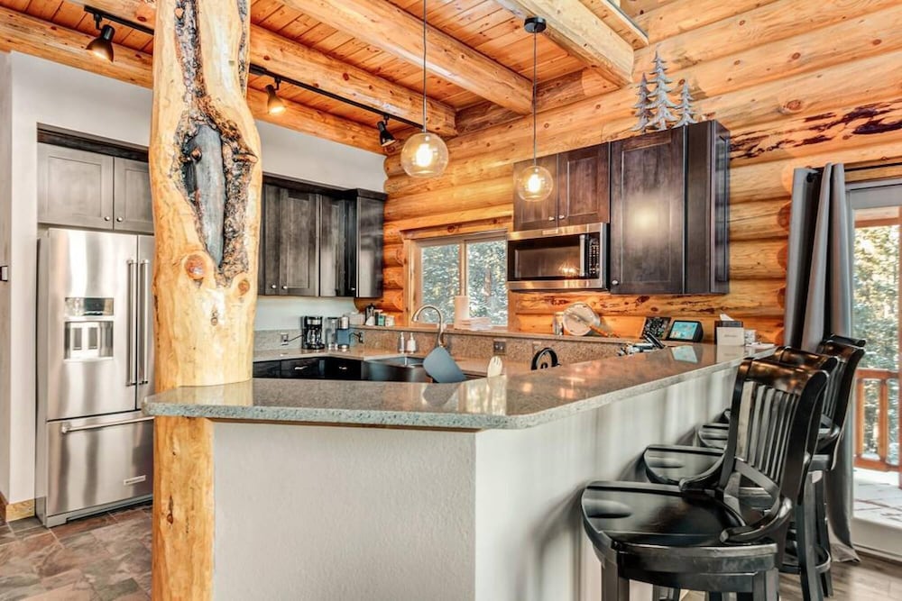Mountain Gem Lodge 3 Acres Hot Tub Luxurious Pet Friendly Garage view 3