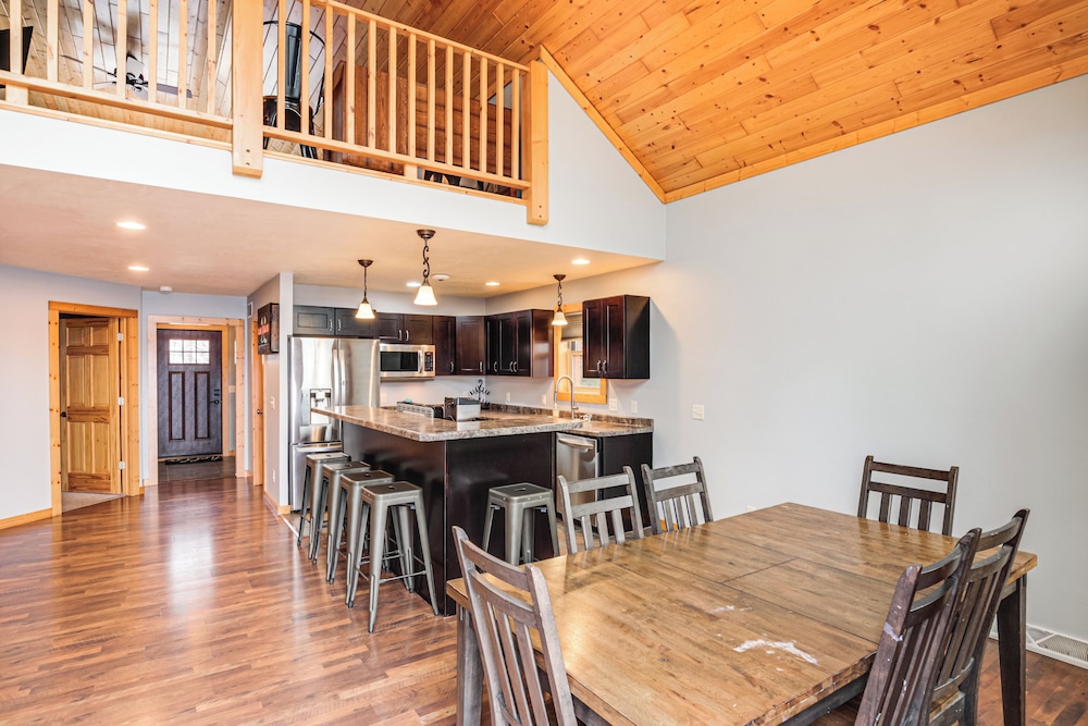Boat Dock & Furnished Deck: Northwoods Lake House