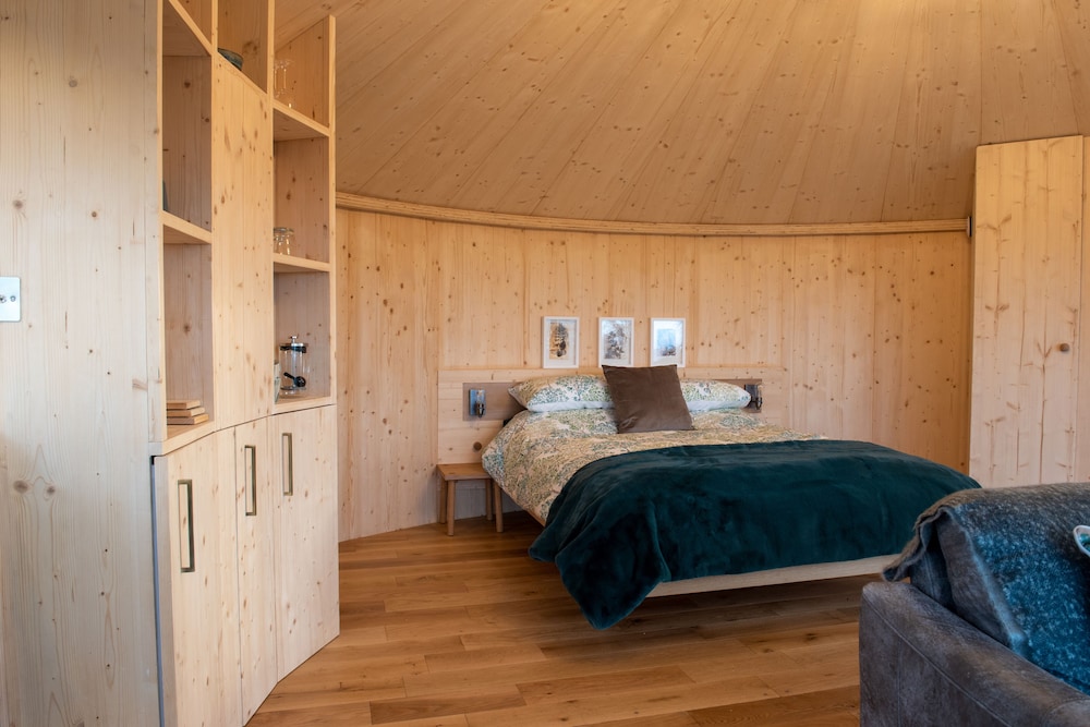 Luxury and Peaceful 1-bed Roundhouse With Hot Tub view 2
