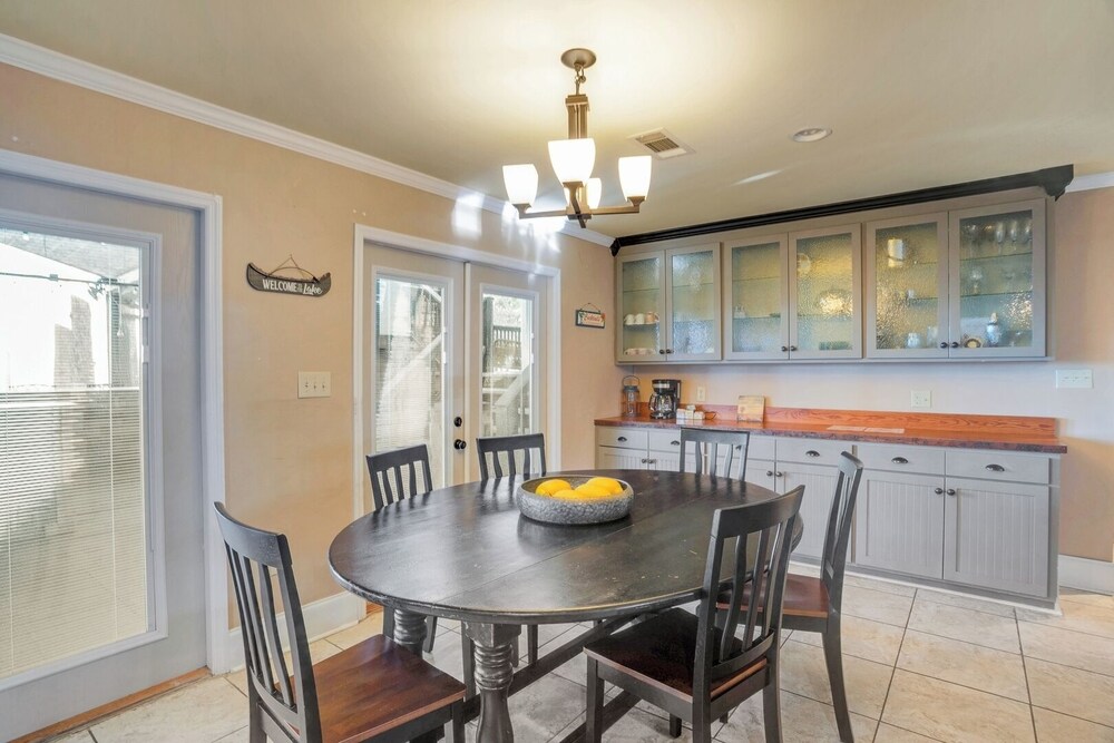 Luxury Lakefront 4br: Jacuzzi, Game Room & Wi-fi