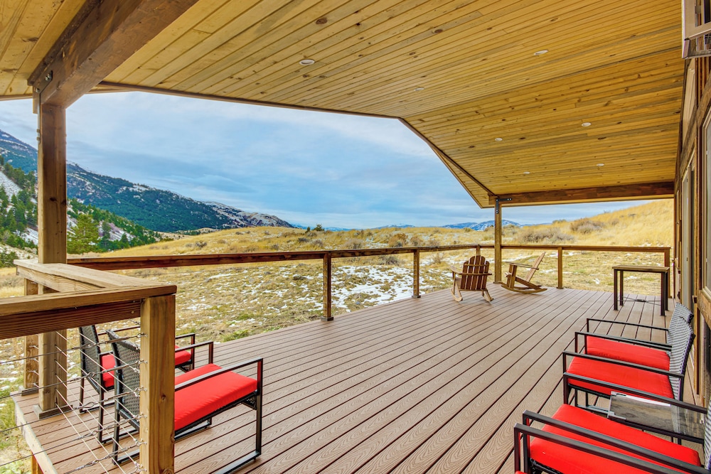 < 1 Mi to Chico Hot Springs: Mtn-view Hideaway!