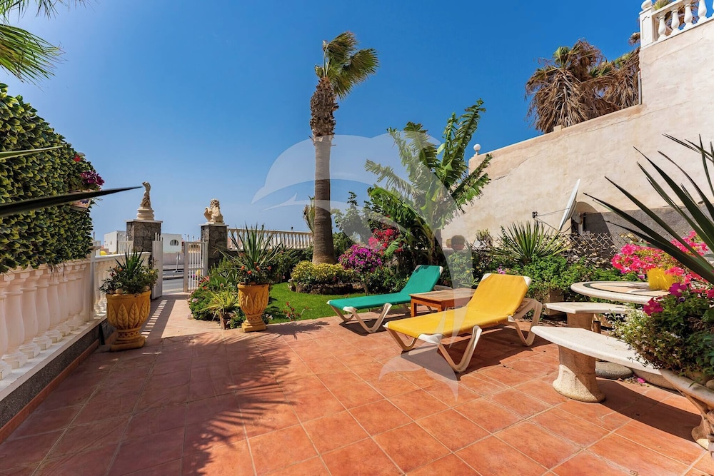 El Médano Apartment With Pool and Garden Views
