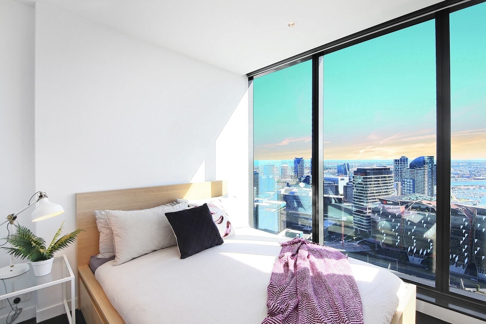 Stylish CBD Apartment With Stunning Harbour Views