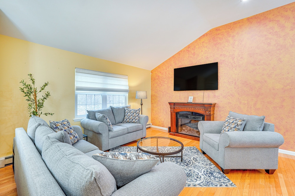 4 Mi to Hudson River: Cozy Newburgh Home!
