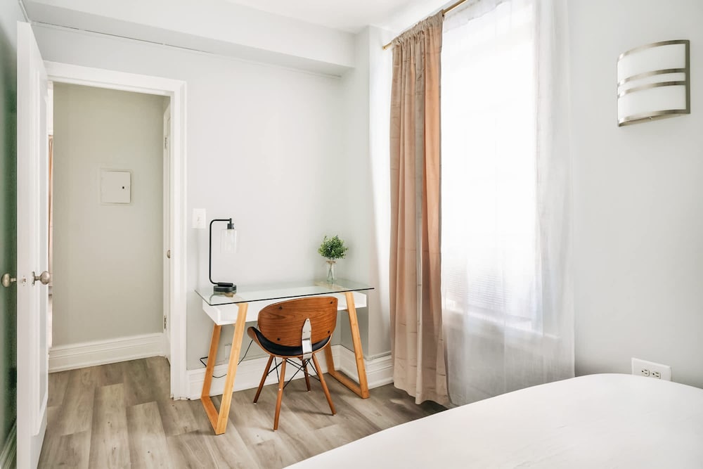 73-1406 New 1BR 1bth UWS Doorman Gym