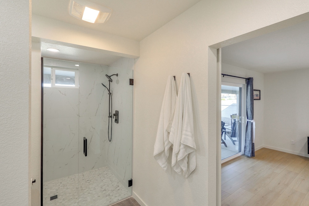 2 Mi to Windsor Beach! Updated, Sleek Family Home