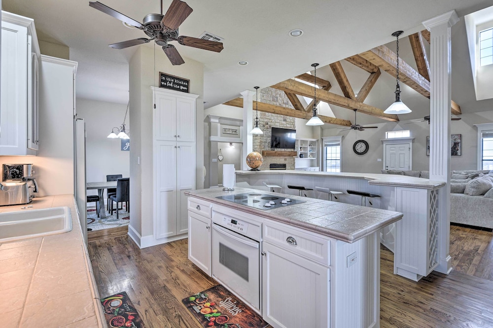 8 Mi to White Rock Lake: Spacious Krum Home