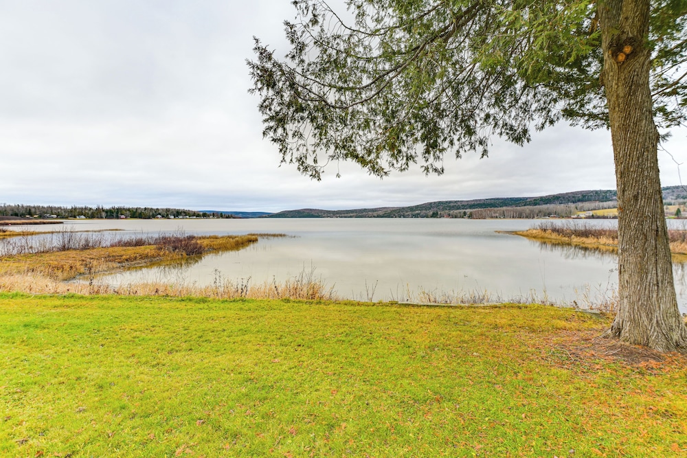 Waterfront Oasis: Family Retreat on Long Lake!