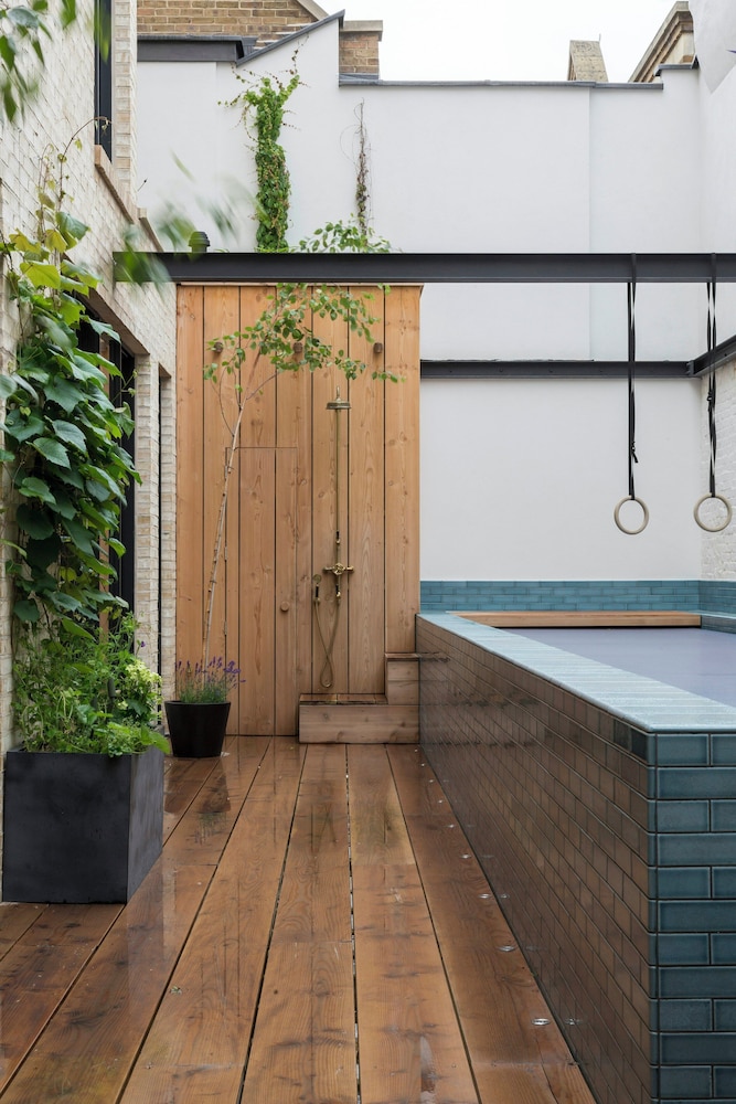 Blythe Road by Onefinestay