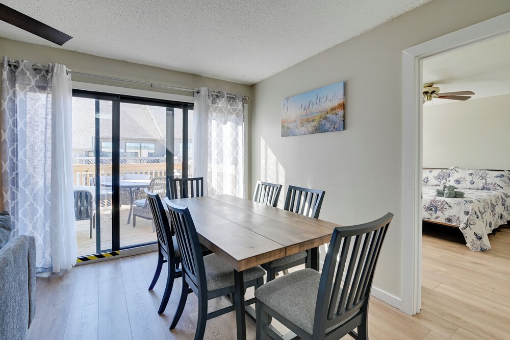 Walk to Beach + Pier: Myrtle Beach Getaway w/ Deck