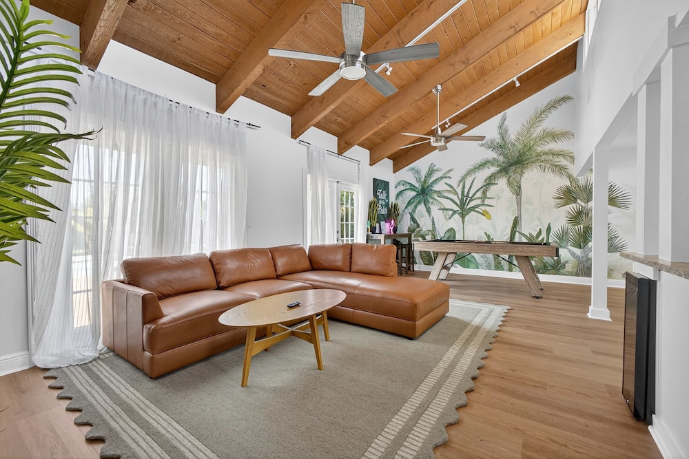 Luxury Meets Paradise Family-friendly 4BR w Pool