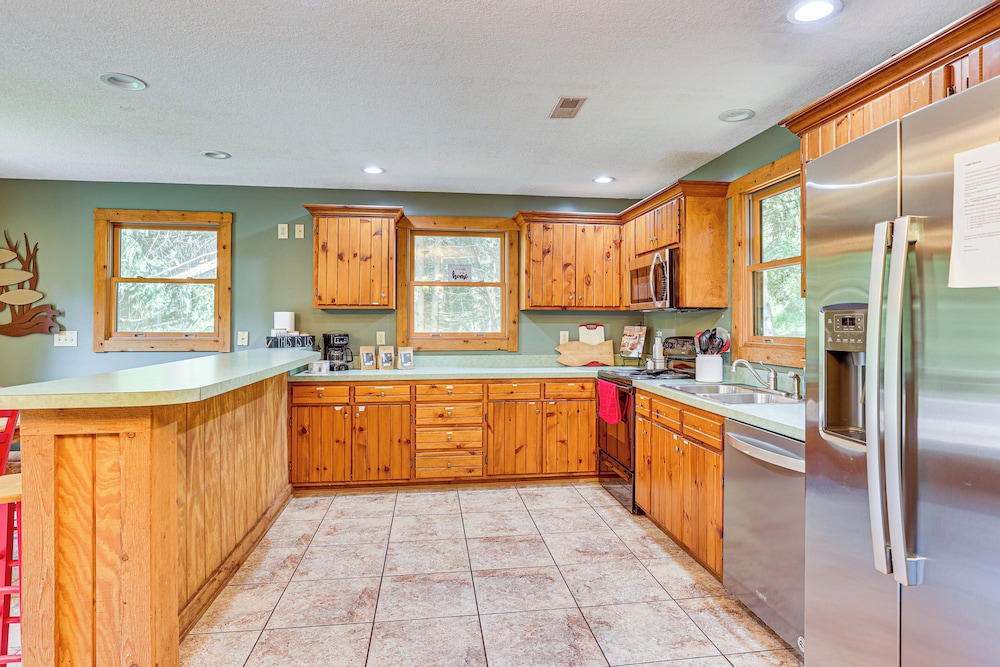 23 Mi to Mohican SP: Group-ready Lodge w/ Hot Tub