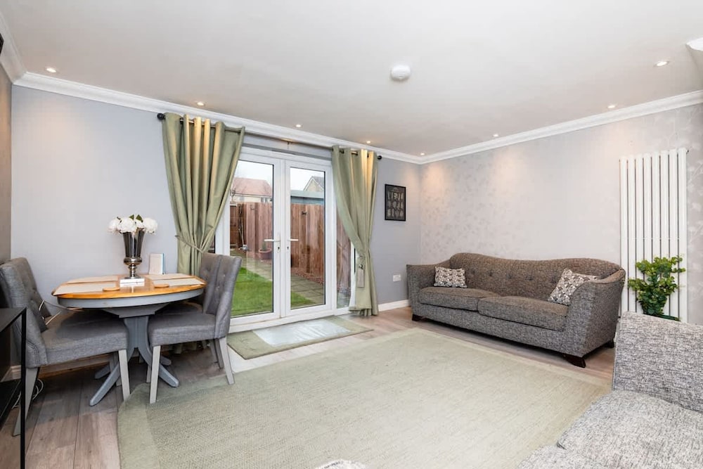 3 Bedroom House-private Parking