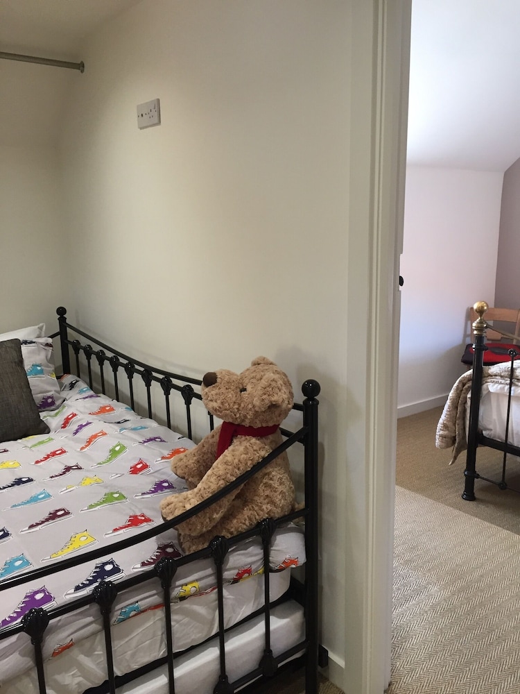 Impeccable Cottage Suitable for 2 Adults & 1 Child view 3