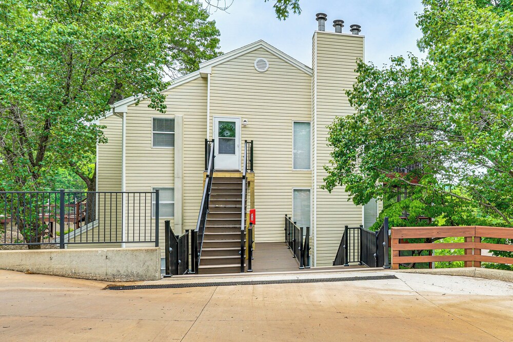 Pet-friendly Condo w/ Pool Access in Osage Beach