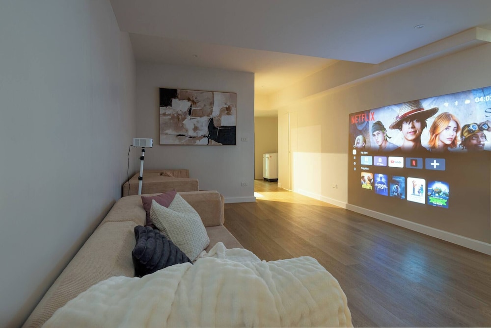Stylish 5BR Poolhouse & Theater 2mins to BTS