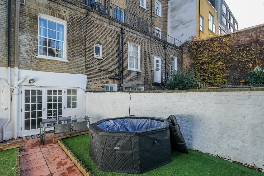 Luxury 3BR 2BA with Hot Tub and Garden