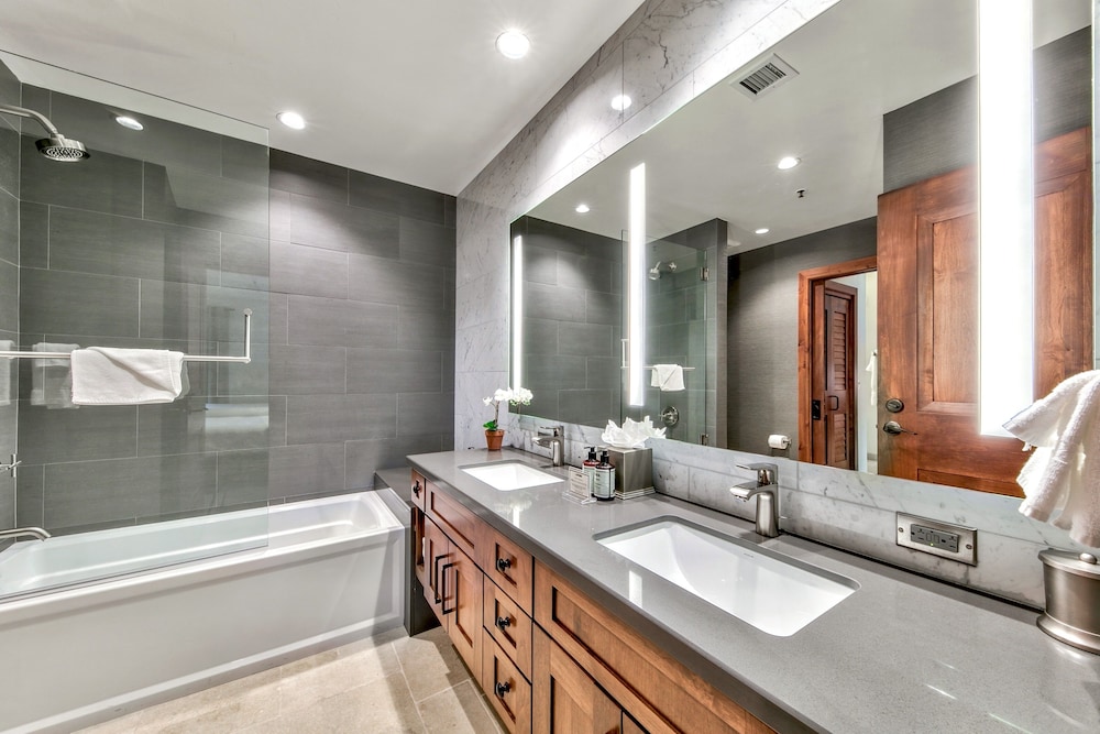 Lake Tahoe Vacations - Luxury Two Bedroom Residence steps from Heavenly Village Book 7 Nights for 10 Off by RedAwning - Property Image 1